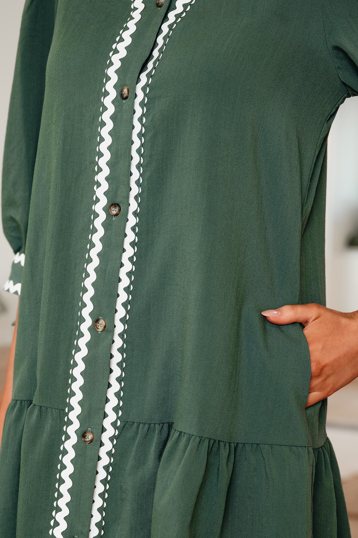 Robe Canton à col V, boutons et bordure en ricac contrastée, manches bracelet nouées