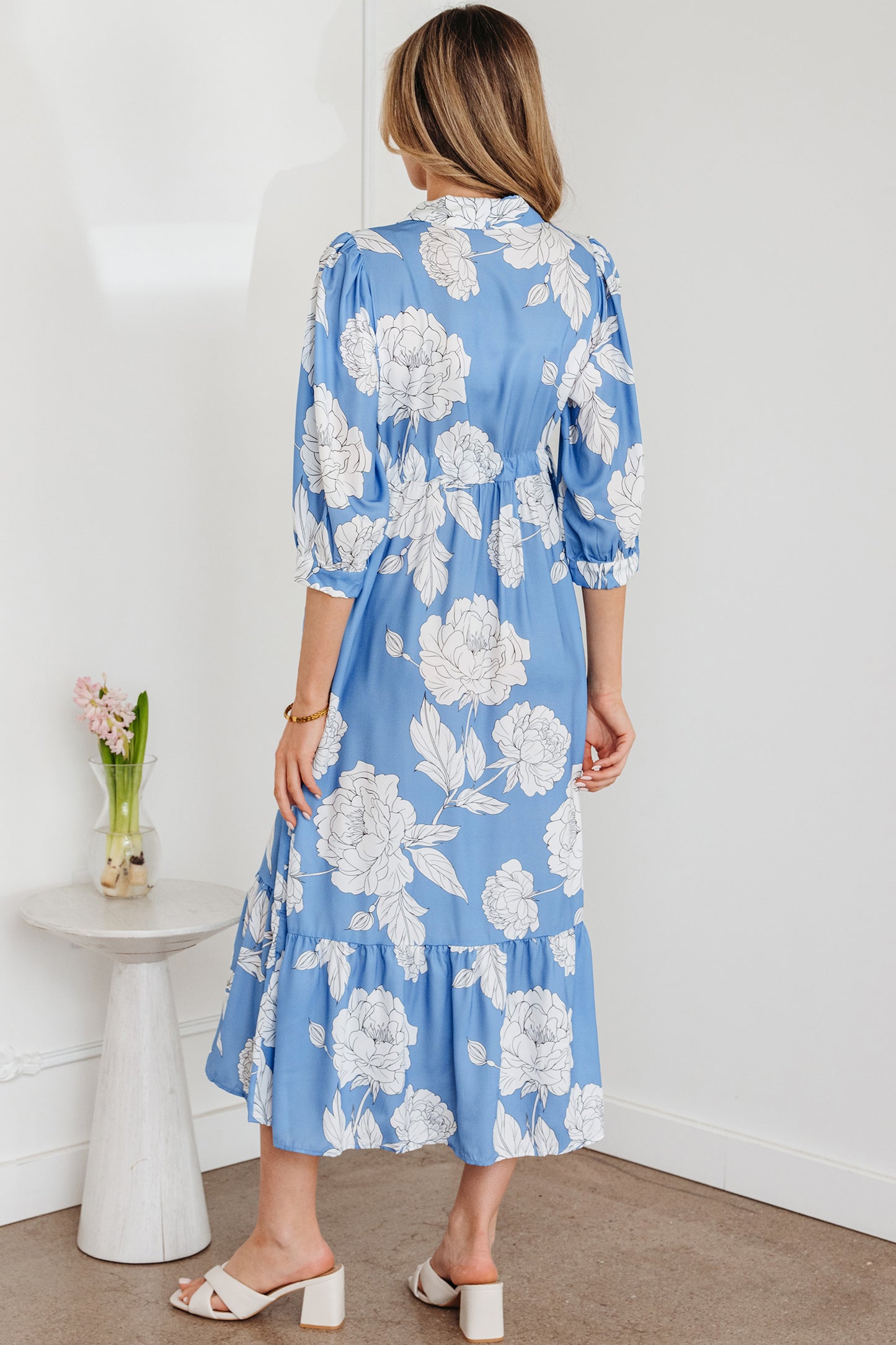 Robe longue bleu ciel à imprimé floral, col boutonné, manches 3/4 et ourlet à volants
