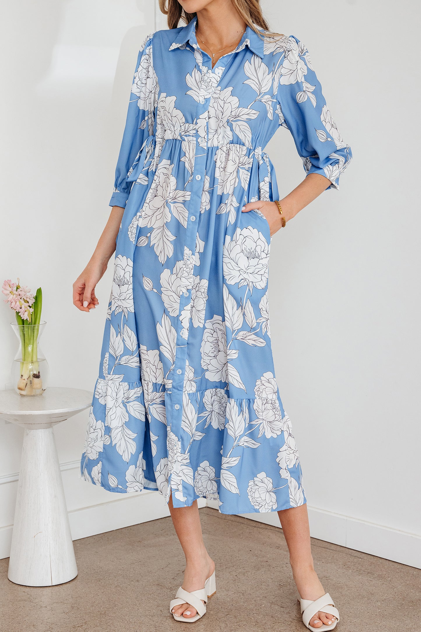 Robe longue bleu ciel à imprimé floral, col boutonné, manches 3/4 et ourlet à volants
