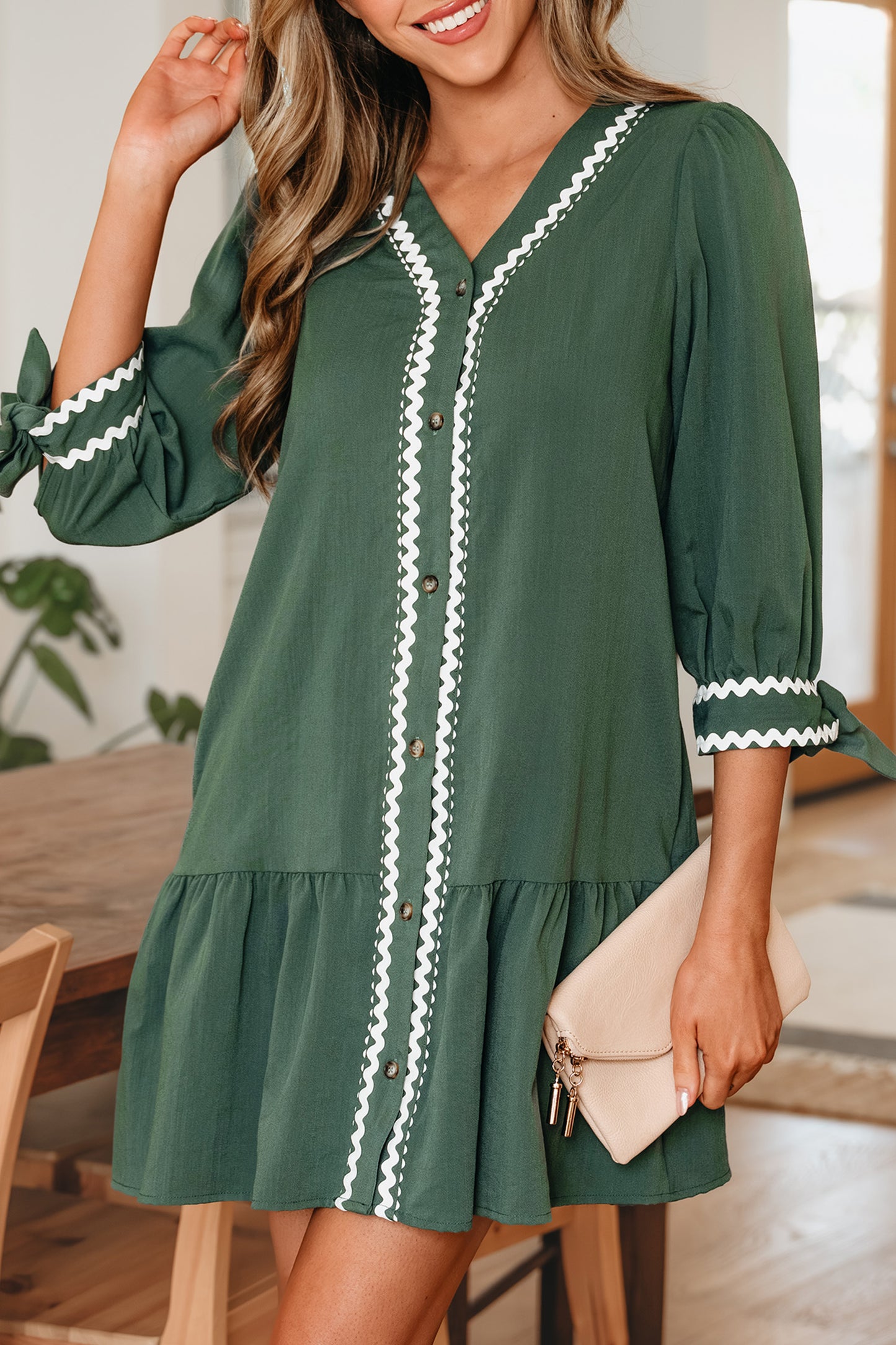 Robe Canton à col V, boutons et bordure en ricac contrastée, manches bracelet nouées