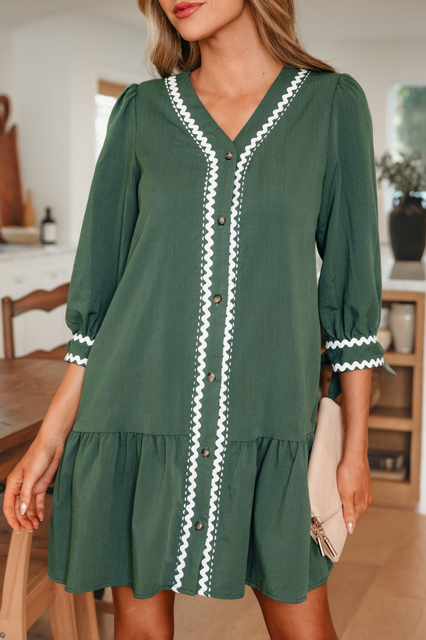 Robe Canton à col V, boutons et bordure en ricac contrastée, manches bracelet nouées