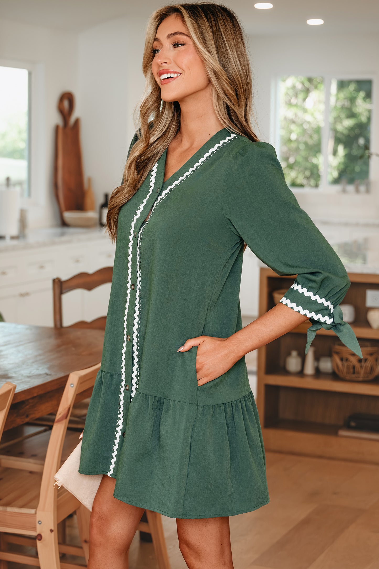 Robe Canton à col V, boutons et bordure en ricac contrastée, manches bracelet nouées