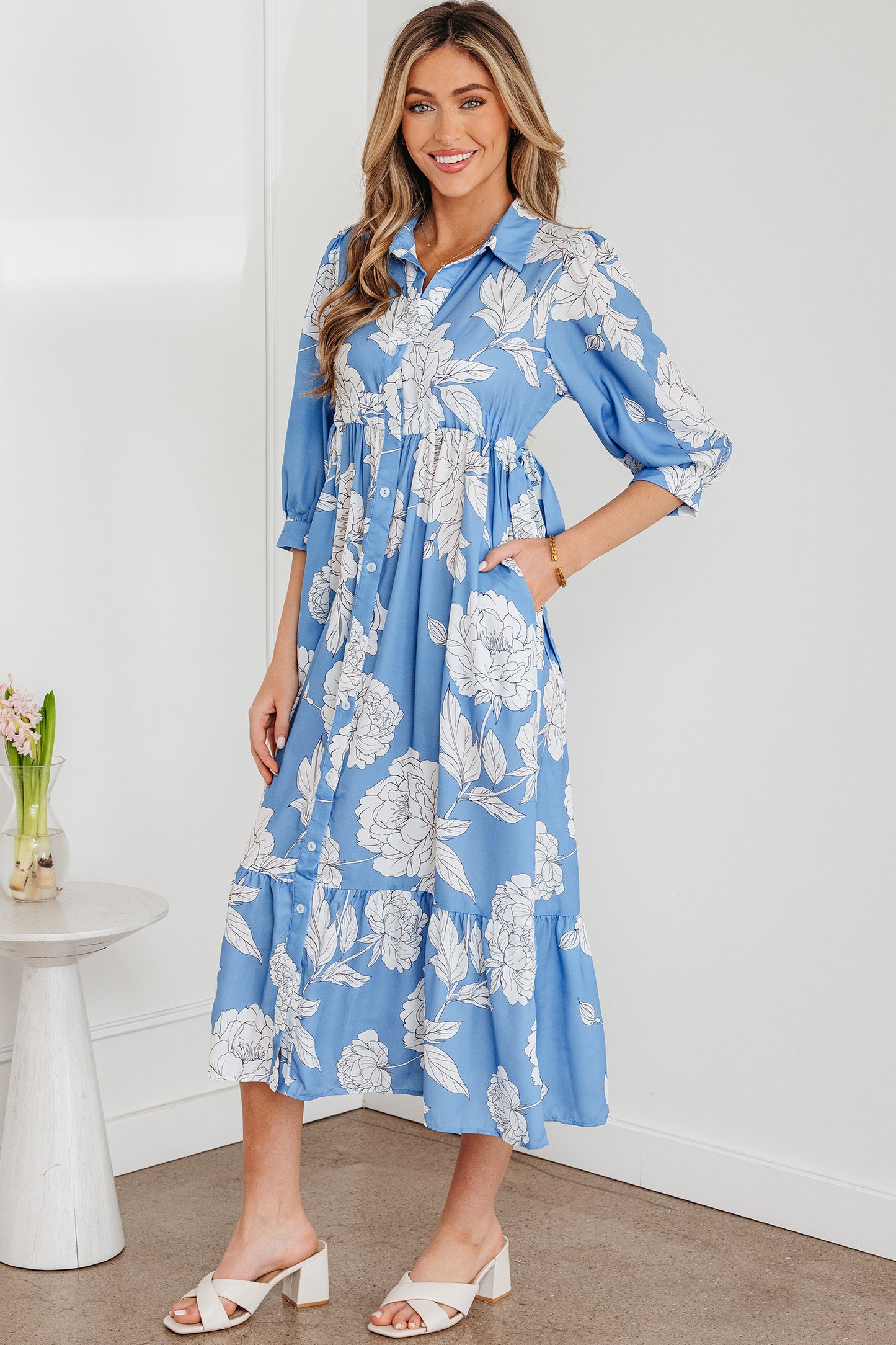 Robe longue bleu ciel à imprimé floral, col boutonné, manches 3/4 et ourlet à volants
