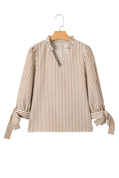 Chemisier en seersucker jaune paille à rayures, poignets noués et col fendu, à rayures jaune paille.