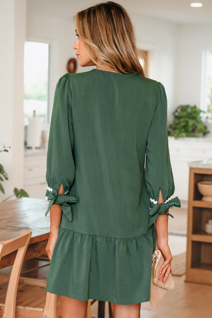 Robe Canton à col V, boutons et bordure en ricac contrastée, manches bracelet nouées