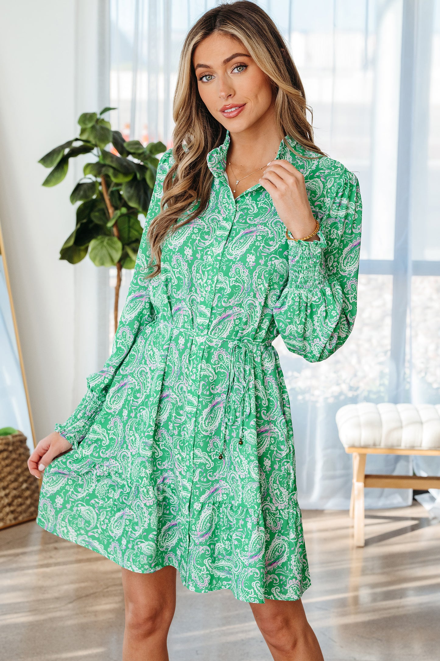 Robe courte à manches longues et boutons sur le devant, imprimée cachemire vert, taille nouée