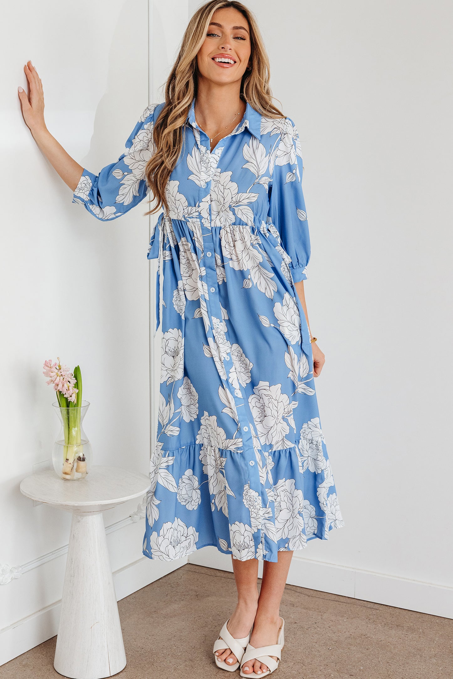 Robe longue bleu ciel à imprimé floral, col boutonné, manches 3/4 et ourlet à volants