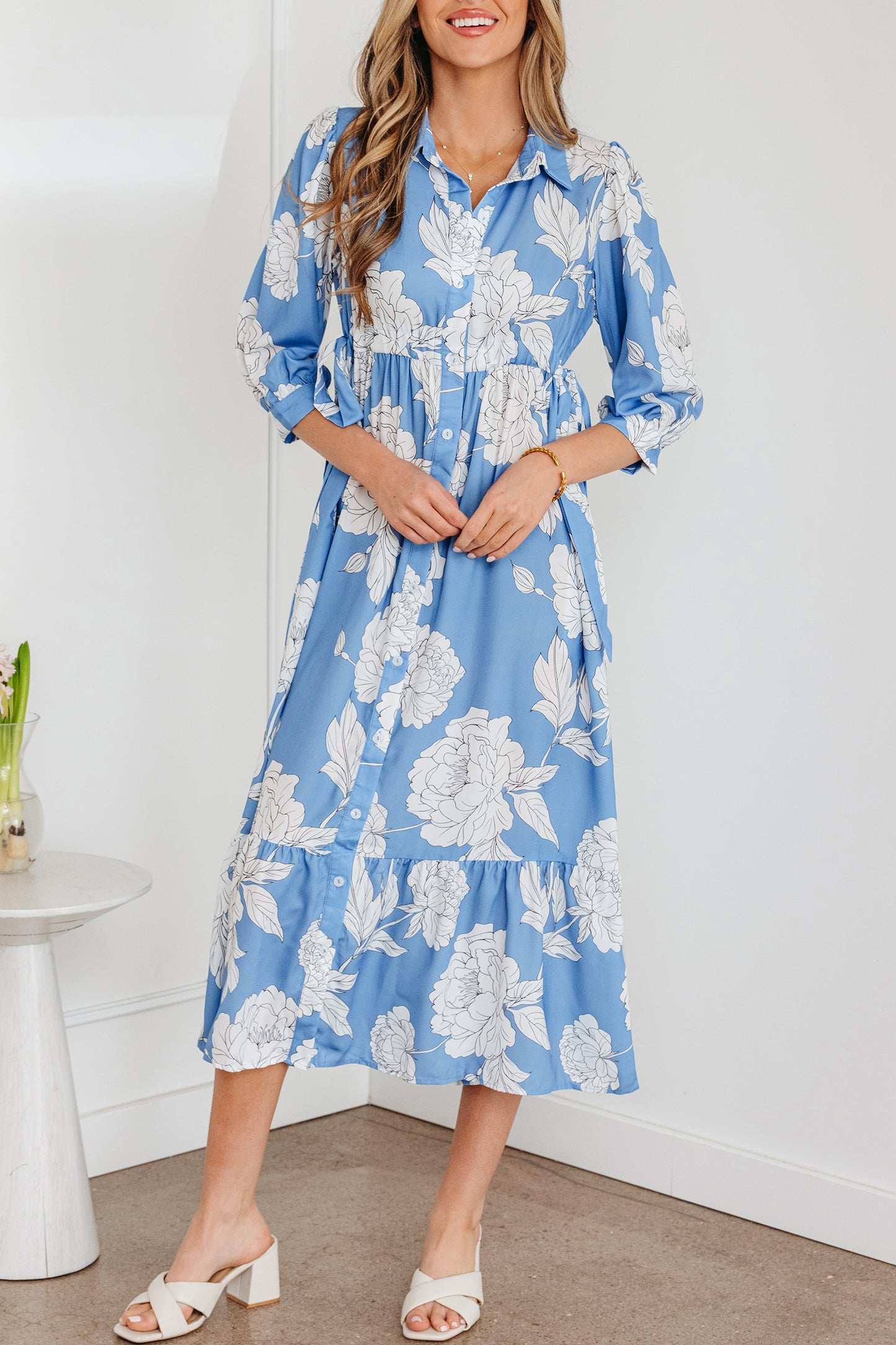 Robe longue bleu ciel à imprimé floral, col boutonné, manches 3/4 et ourlet à volants