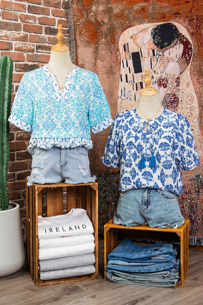 Blouse bleu ciel à imprimé géométrique, pompons et cordon de serrage à col en V